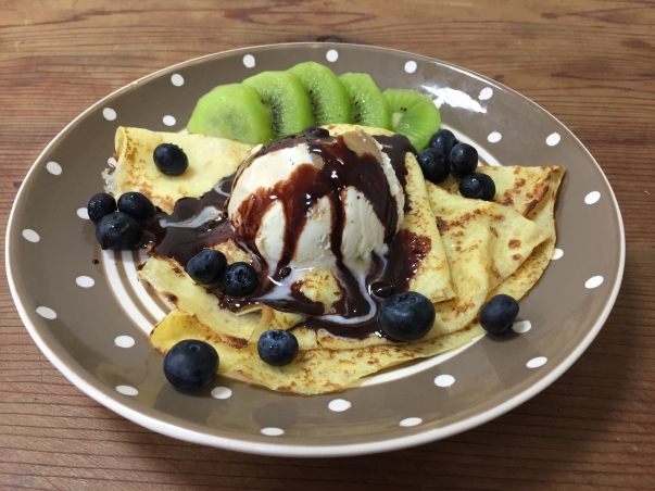 巧克力香草冰淇淋可麗餅，上面有奇異果及藍莓