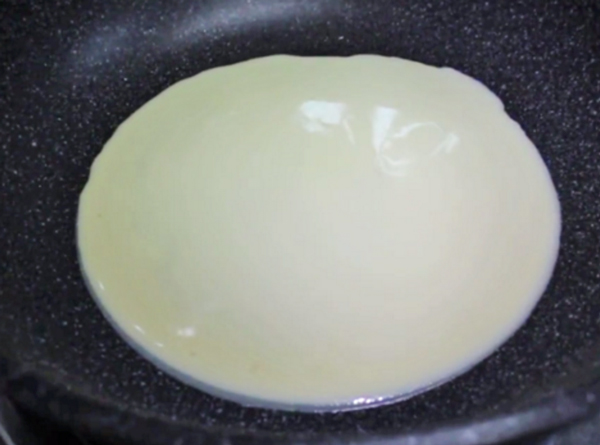 麵糊倒進平底鍋