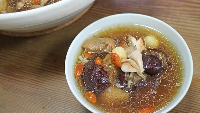 國寶茶雞湯，內有枸杞、紅棗、雞肉等