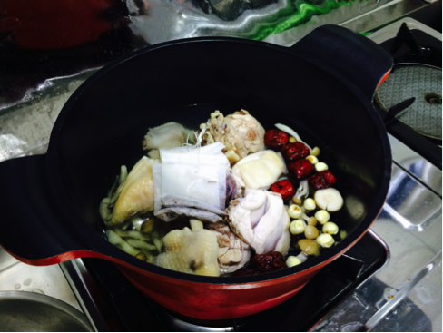 鍋子裡有雞肉、蓮子、紅棗等