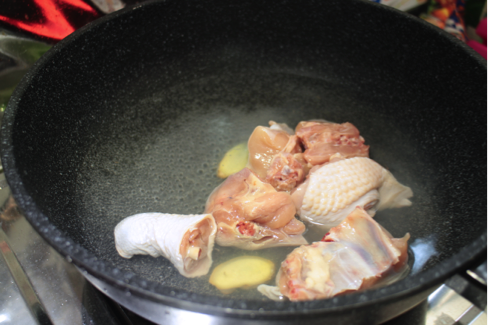 鍋子裡有雞肉跟薑片