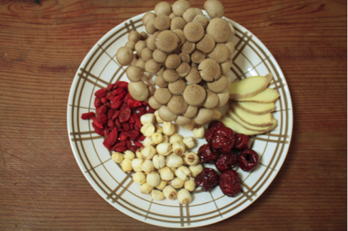 雞湯材料，紅棗、蓮子、枹杞、薑片等